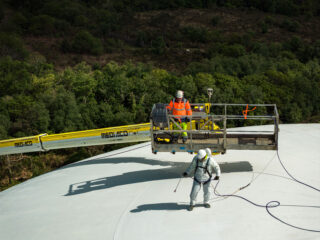 photo chantier de la peinture du Radôme. Peintre sur le Radôme en train de peindre