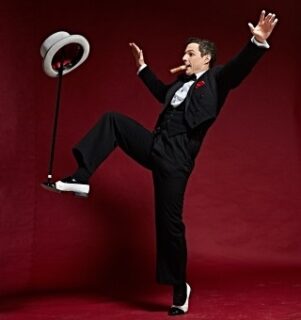 Photo de l'artiste de la compagnie gentleman jongleur qui jongle.
