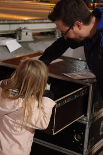 Un homme explique à une enfant l’un des ateliers proposés lors des Journées européennes du patrimoine 2025.