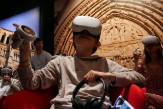 1 jeunes qui fait de la réalité virtuelle avec "Éternelle Notre-Dame, édition spéciale Cité des Télécoms"