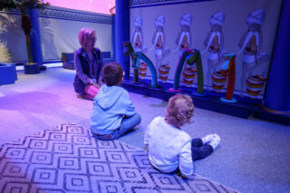 Deux enfants qui apprennent dans le palais de "Kif Kif le Calife"