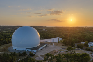 Radôme de pleumeur-bodou pris de drone avec un magnifique coucher de soleil