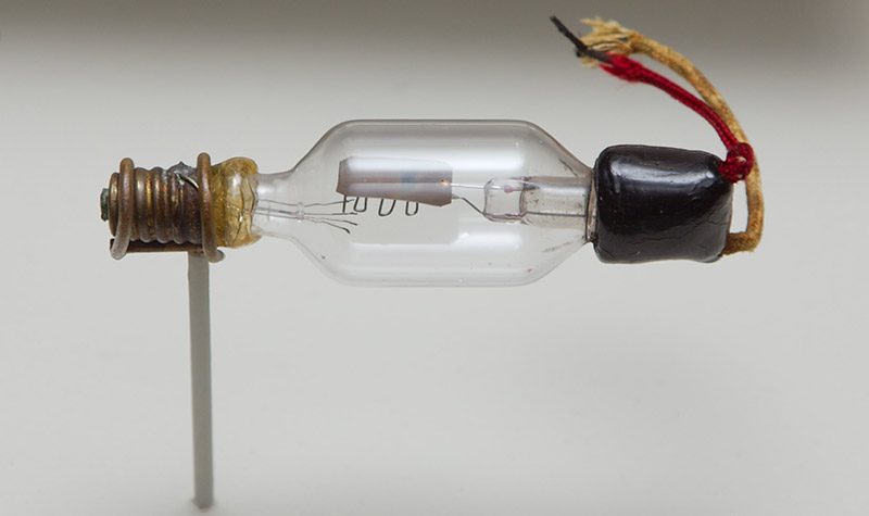 Triode_tube_1906_audion