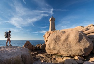 Randonnée sur la Côte de Granit Rose, le phare de Ploumanac'h (Photo : Emmanuel BERTHIER)