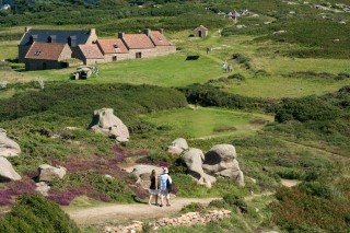 Randonnée sur la Côte de Granit Rose (Photo : Emmanuel BERTHIER)