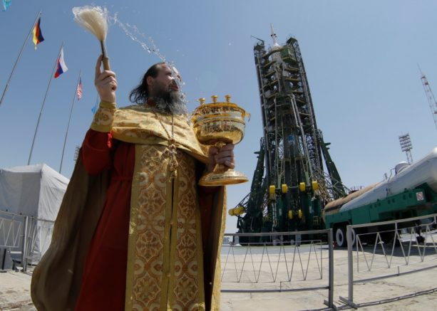 Un pretre orthodox benni une fusée Soyouz