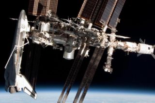 Premier amarrage de la navette spatiale à la station spatiale internationale