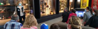 Animation "Le téléphone autrement" dans la salle de la collection historique de la Cité des télécoms