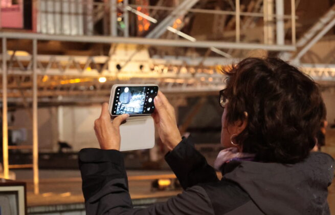 Une femme photographie l’antenne PB1 située sous le radôme pendant les Journées européennes du patrimoine 2025.
