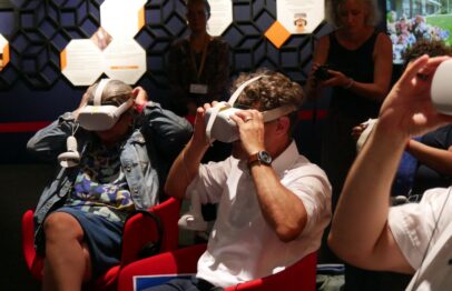 Des personnes qui ont un casque de réalité virtuelle et qui font l'activité Éternelle Notre-Dame, édition spéciale Cité des Télécoms